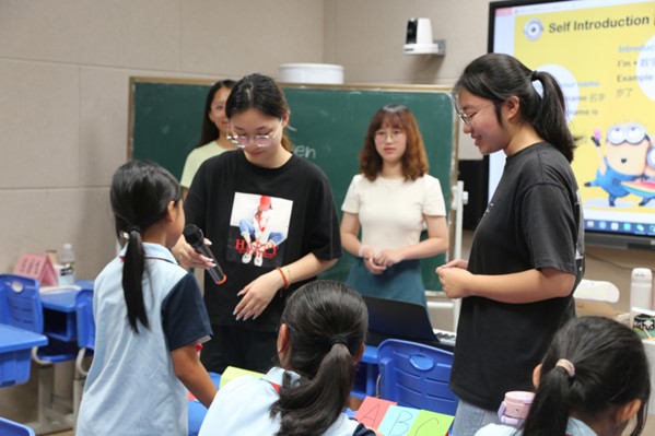 Student volunteers interact with children from Gangbei Central School.