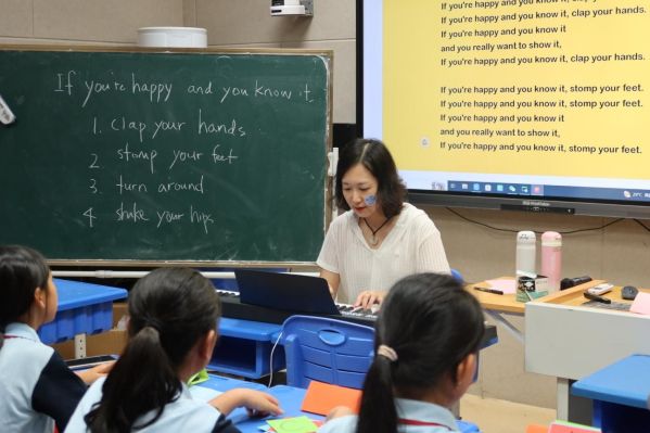 Dr. Yaerin Park plays English tunes.