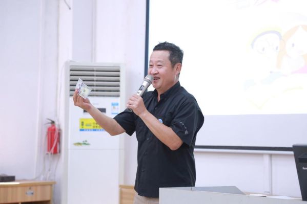 Entrepreneur and HNU instructor Mr. David Chon gives a motivational talk