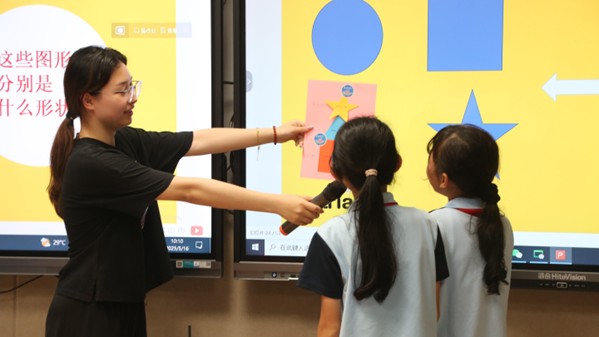 Student volunteer with children from Gangbei Central School.